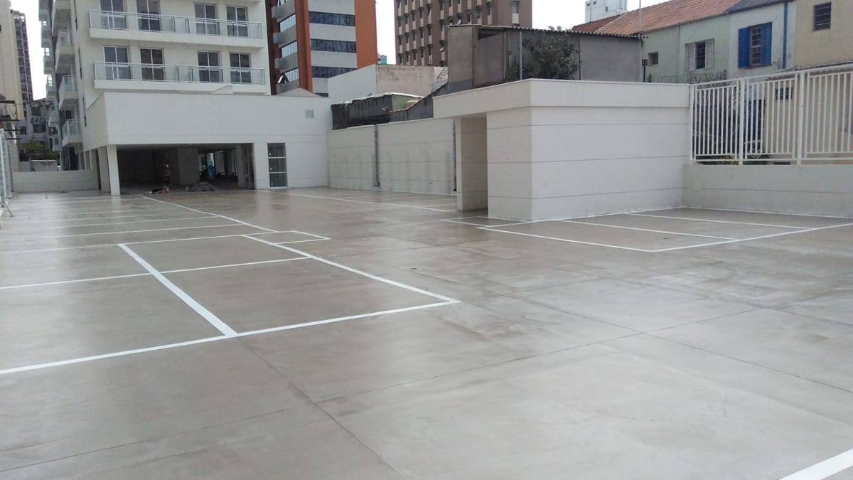 Área de manobra do estacionamento, com o edifício vizinho ao fundo