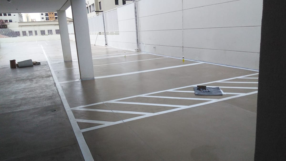Zebrado de área proibida pintado junto ao pilar do estacionamento