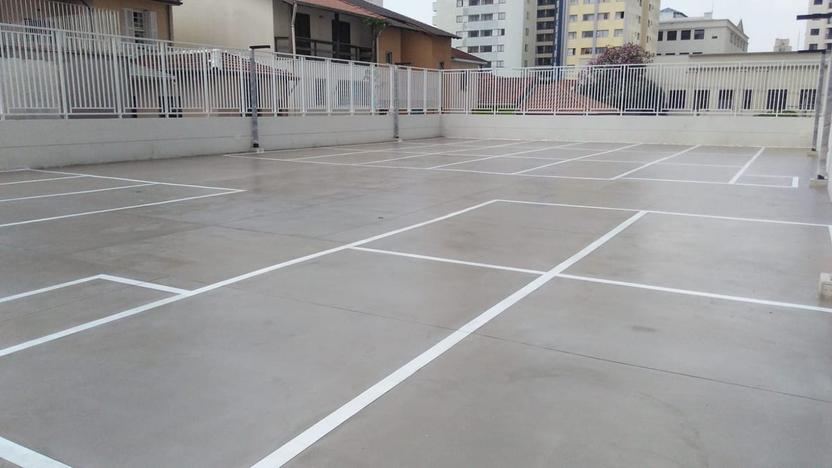 Estacionamento descoberto visto de topo, com a malha completa de vagas demarcadas